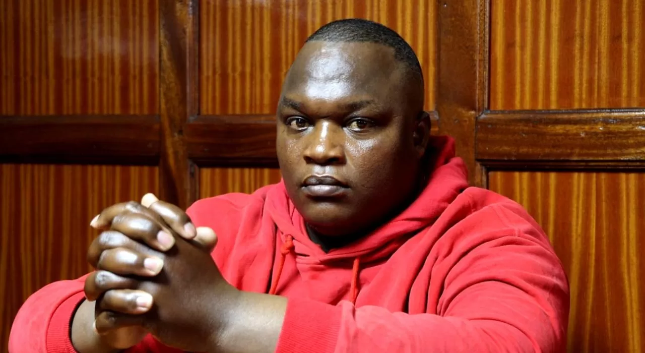 Officer Duncan Ndiema faces murder charges for fatally shooting teen Yassin Moyo on his family’s balcony during a COVID-19 curfew. Yassin’s sister tearfully recalled his final moments in court, seeking justice for the tragic 2020 incident. #JusticeForYassin